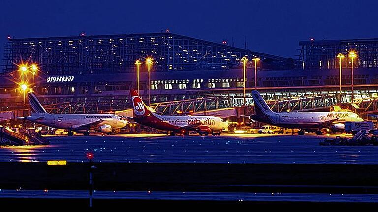 Flughafen profitiert: Flugzeuge stehen auf dem Landesflughafen in Stuttgart bereit. Der Flughafen ist über die Gründung einer Tochtergesellschaft in den Genuss von Strompreisrabatten gekommen. Flughafen profitiert: Flugzeuge stehen auf dem Landesflughafen in Stuttgart bereit. Der Flughafen ist über die Gründung einer Tochtergesellschaft in den Genuss von Strompreisrabatten gekommen.