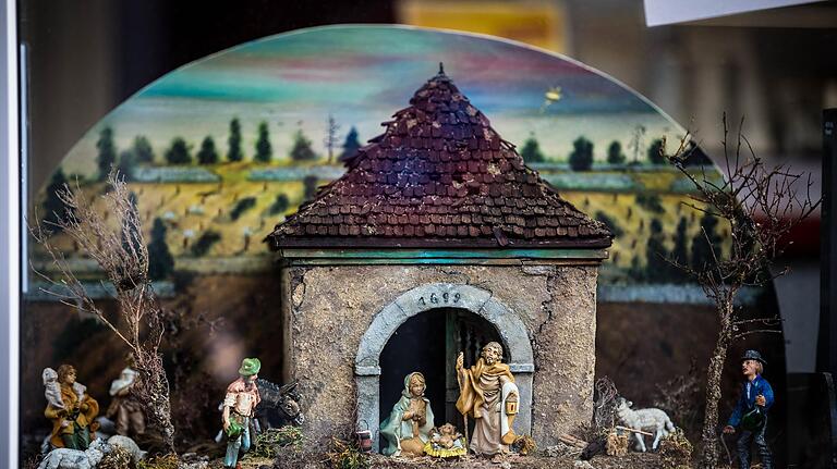 Die ehemalige alte Weinbergskapelle von Heidingsfeld ist in dieser Krippe dargestellt. Sie besteht aus überwiegend natürlichen Materialien und steht im Fotostudio Richter in der Wenzelstraße 6.