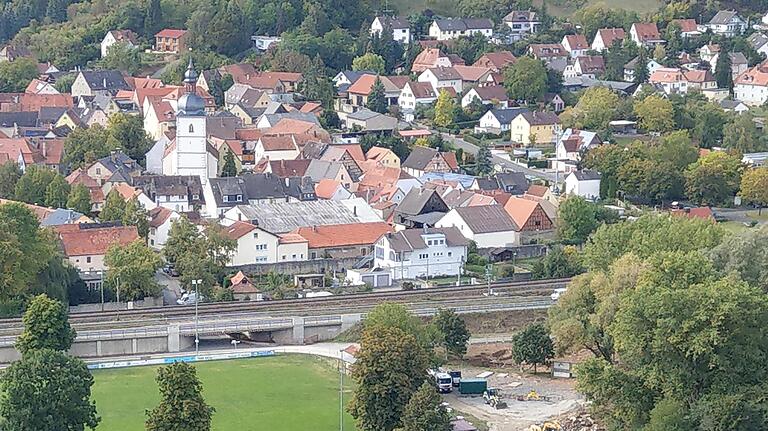 Blick auf Goßmannsdorf vom 111. Europäischen Kulturwanderweg.