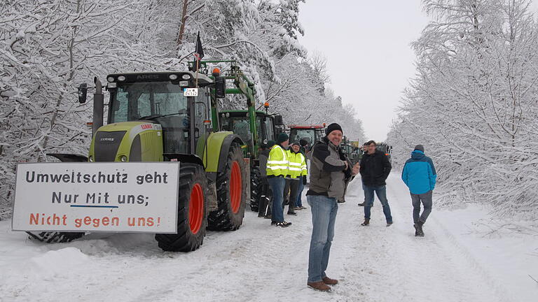 Rund 60 Landwirte sind am 9. Februar vom Treffpunkt zwischen Kitzingen und Hörblach an der Staatsstraße 2271 nach Ochsenfurt gefahren, um dort an der Zickerfabrik gegen die geplante Verabschiedung des Insektenschutzpakets im Bundeskabinett zu protestieren.