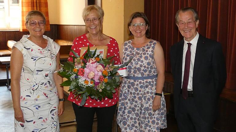 Susanne Kastner (Zweite von links) wurde zum Ehrenmitglied im Vorstand des SPD-Kreisverbandes Haßberge ernannt. Mit ihr freuen sich (von links) Bundestagsabgeordnete Sabine Dittmar, Kreisvorsitzende Johanna Bamberg-Reinwand und Ex-Vizekanzler Franz Müntefering.