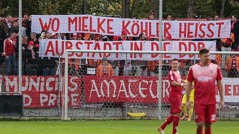 Anhänger des FC Bayern München sorgten am Rande des Regionalliga-Bayern-Spiels beim TSV Aubstadt mit einem Spruchband für Empörung.