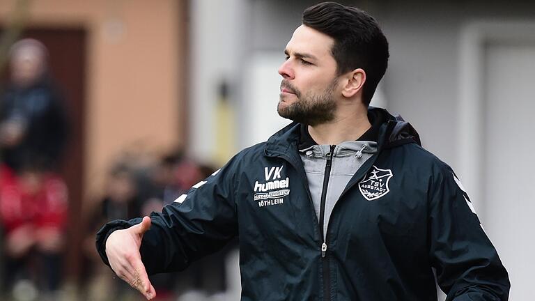 Der Job von Victor Kleinhenz (im Bild) als Trainer des Fußball-Regionalligisten TSV Aubstadt wackelt nach der 0:2-Niederlage am Samstag gegen den TSV Buchbach.