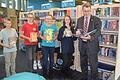 Nicht nur die Schüler haben Spaß am Lesen in der modernisierten Bibliothek. Auch Bürgermeister und Stiftungsrat Wolfgang Lampe zeigte sich vom Buchangebot begeistert.
