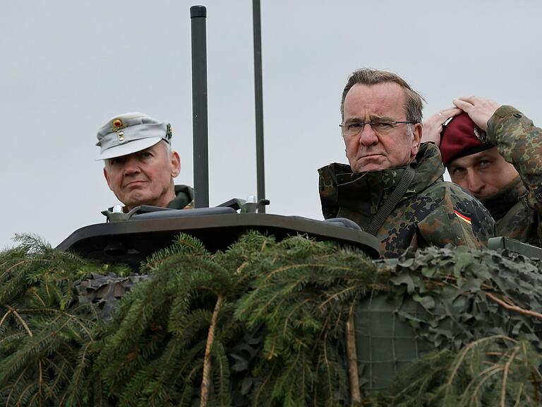 Auf einem Radpanzer GTF Boxer ließ sich Verteidigungsminister Boris Pistorius über den Truppenübungsplatz fahren. Mit im Bild Brigadegeneral Michael Matz (links), der Kommandeur der Infanterieschule Hammelburg, und Oberstleutnant Lars Obst, Leiter Gruppe Lehre/Ausbildung an der Infanterieschule. Auf einem Radpanzer GTF Boxer ließ sich Verteidigungsminister Boris Pistorius über den Truppenübungsplatz fahren. Mit im Bild Brigadegeneral Michael Matz (links), der Kommandeur der Infanterieschule Hammelburg, und Oberstleutnant Lars Obst, Leiter Gruppe Lehre/Ausbildung an der Infanterieschule.