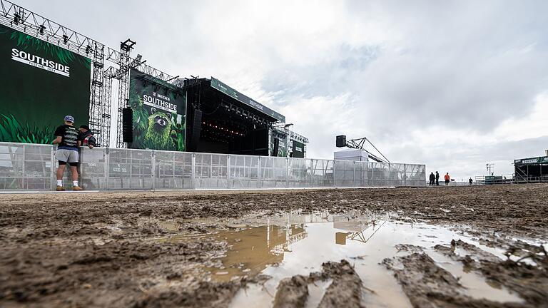 Regen und Matsch       -  Pfützen und Matsch auf dem Gelände des Southside-Festivals in Neuhausen ob Eck.