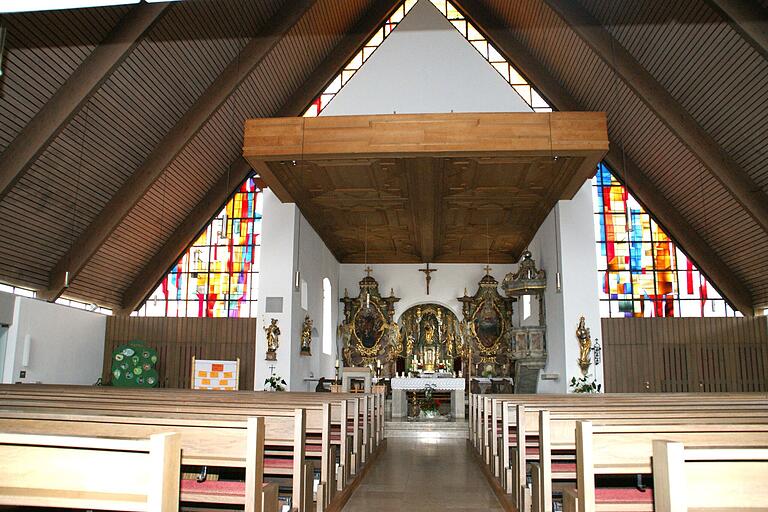In den 1970er Jahren wurde die Kirche in Trossenfurt erweitert. Die Decke, die das verbindende Element zwischen Alt- und Neubau darstellt, hat Firmengründer Manfred Kulla umgesetzt. In den 1970er Jahren wurde die Kirche in Trossenfurt erweitert. Die Decke, die das verbindende Element zwischen Alt- und Neubau darstellt, hat Firmengründer Manfred Kulla umgesetzt.