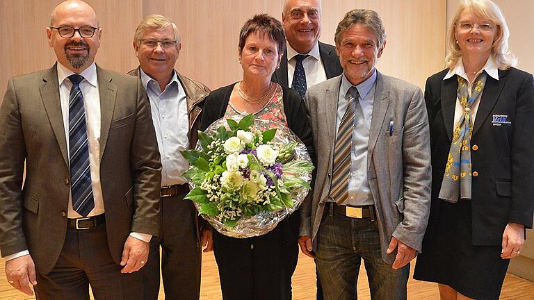 Kreisgeschäftsführerin Lydia Vordran (rechts) würdigte gemeinsam mit dem stellvertretender Landesgeschäftsführer Herbert Lochbrunner (von links) die Verdienste von Karl-Heinz Fuchs und Ricarda Mainz um den VdK-Kreisverband mit seinem Vorsitzenden Dirk Brosge, dem dritter Bürgermeister Karl Breitenbücher zur Wiederwahl gratulierte. Foto Nerche-Wolf
