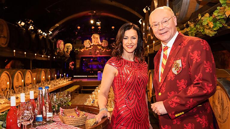 Then und Rassau: farblich abgestimmte Outfits bei der 'Närrischen Weinprobe' im Jahr 2020. Then und Rassau: farblich abgestimmte Outfits bei der 'Närrischen Weinprobe' im Jahr 2020.