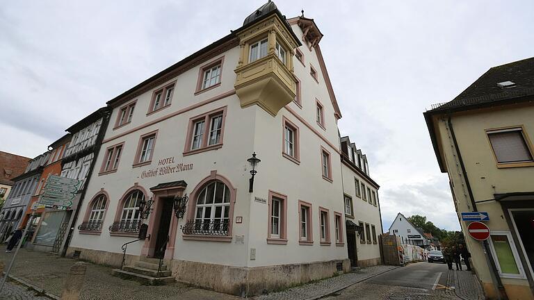 Ein Privatmann ersteigert Ende November den leerstehenden Hotel-Gasthof 'Wilder Mann' in Gerolzhofen, samt angrenzender Baugrube.