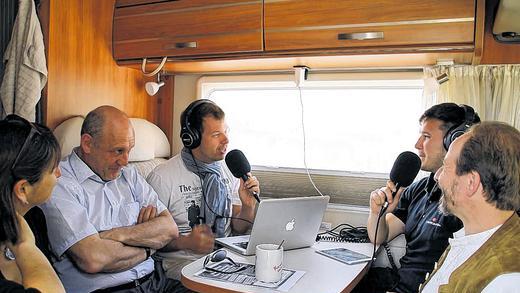 Live aus dem Wohnmobil: die Moderatoren Daniel Pesch (links, mit Mikro) und Thomas Heß mit (von links) Karlstadts Dritter Bürgermeisterin Anja Baier, Bürgermeister Paul Kruck und Stadtrat Horst Wittstadt.
