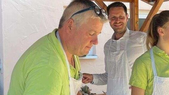 Bürgermeisterwahl in Dittelbrunn: SPD-Kandidat Holger Schmitt zusammen mit Landwirt Michael Reck (links) auf dessen Bauernhof beim Braten von 'Extrawürsten'. Durch einen Brief von Amtsinhaber Willi Warmuth (CSU) fühlen sie sich auf den Schlips getreten.