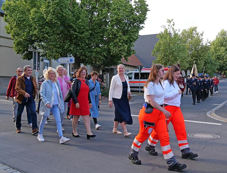Die Ehrengäste beim Festzug zum 60-jährigen Jubiläum der BRK-Bereitschaft Bergtheim. In der ersten Reihe nach den Rot-Kreuzler-Frauen waren (von links) die Oberpleichfelder Bürgermeisterin Martina Rottmann, Bezirksrätin und stellvertretende Vorsitzende des BRK-Kreisbands Würzburg Rosa Behon und die stellvertretende Bergtheimer Bürgermeisterin Angelika Königer dabei.