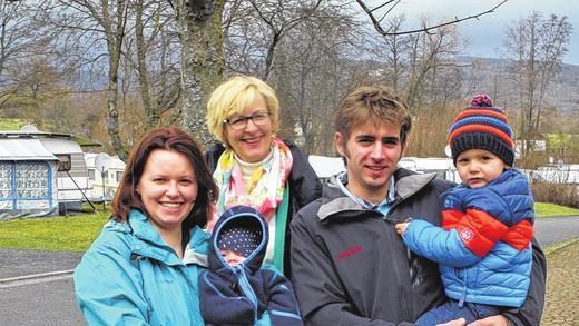 Beste Stimmung bei der Übergabe: Von Jutta Hahner (hinten) übernahm die junge Familie Adrian mit (von links) Madeleine, Maiko, Matthias und Malte den Campingplatz am Bischofsheimer Freibad. Beste Stimmung bei der Übergabe: Von Jutta Hahner (hinten) übernahm die junge Familie Adrian mit (von links) Madeleine, Maiko, Matthias und Malte den Campingplatz am Bischofsheimer Freibad.