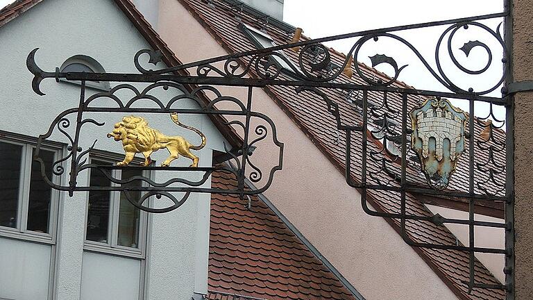 Goldener Löwe Ausl - Den Ausleger des Goldenen Löwen gibt es schon lange nicht mehr. Vor Jahren war der und das dazugehörende Gasthaus ein beliebter Treffpunkt in Kitzingen. Goldener Löwe Ausl - Den Ausleger des Goldenen Löwen gibt es schon lange nicht mehr. Vor Jahren war der und das dazugehörende Gasthaus ein beliebter Treffpunkt in Kitzingen.