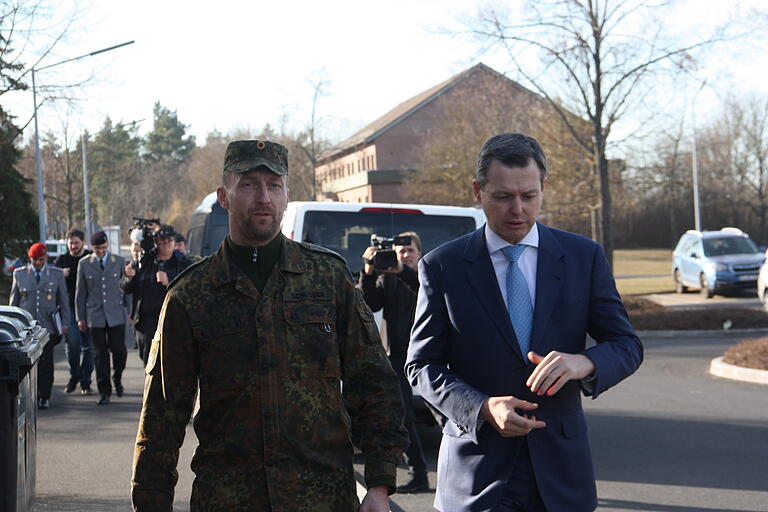Der Staatssekretär im Verteidigungsministerium, Thomas Silberhorn (rechts), besuchte am Montag die Bundeswehrkaserne in Volkach. Empfangen hat ihn dort der amtierende Kommandeur des Logistikbattaillons 467, Oberstleutnant Tobias Schuster (links). Der Staatssekretär im Verteidigungsministerium, Thomas Silberhorn (rechts), besuchte am Montag die Bundeswehrkaserne in Volkach. Empfangen hat ihn dort der amtierende Kommandeur des Logistikbattaillons 467, Oberstleutnant Tobias Schuster (links).