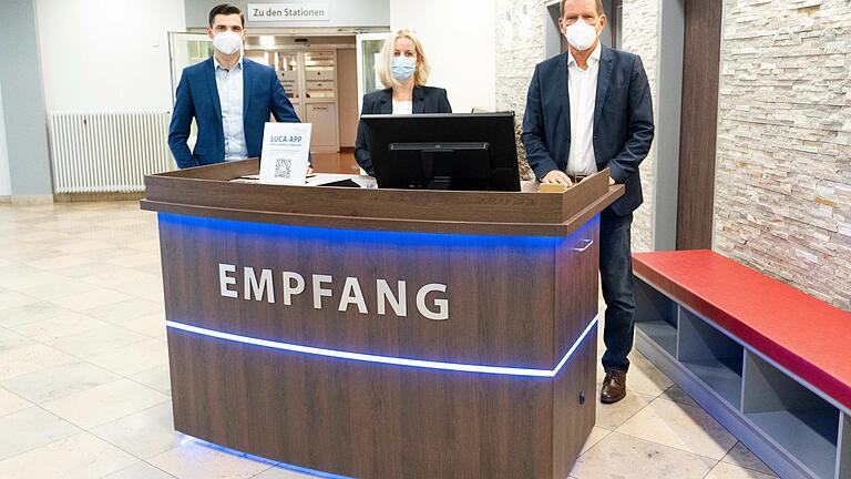 Levi Hoffmann (Leiter Gastronomie und Services), Ramona Pinnow (LeitungPforte) und Klinikreferent René Bostelaar präsentieren den neuen Empfangstresen im Foyer des Klinikums Main-Spessart in Lohr. Levi Hoffmann (Leiter Gastronomie und Services), Ramona Pinnow (LeitungPforte) und Klinikreferent René Bostelaar präsentieren den neuen Empfangstresen im Foyer des Klinikums Main-Spessart in Lohr.