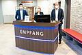 Levi Hoffmann (Leiter Gastronomie und Services), Ramona Pinnow (LeitungPforte) und Klinikreferent René Bostelaar präsentieren den neuen Empfangstresen im Foyer des Klinikums Main-Spessart in Lohr.