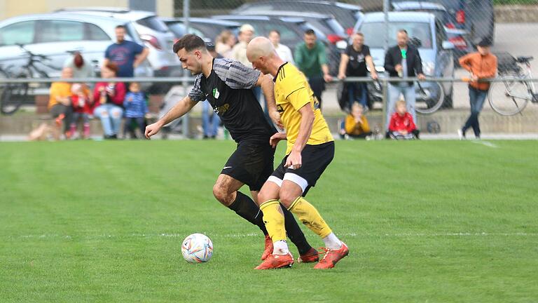 Pascal Stahl (rechts) war für Ettlebens Trainer Mario Schindler der Spieler des Spiels. Hier bekommt es der Forster Mert Topuz mit dem Ettlebener Defensivakteur zu tun. Pascal Stahl (rechts) war für Ettlebens Trainer Mario Schindler der Spieler des Spiels. Hier bekommt es der Forster Mert Topuz mit dem Ettlebener Defensivakteur zu tun.