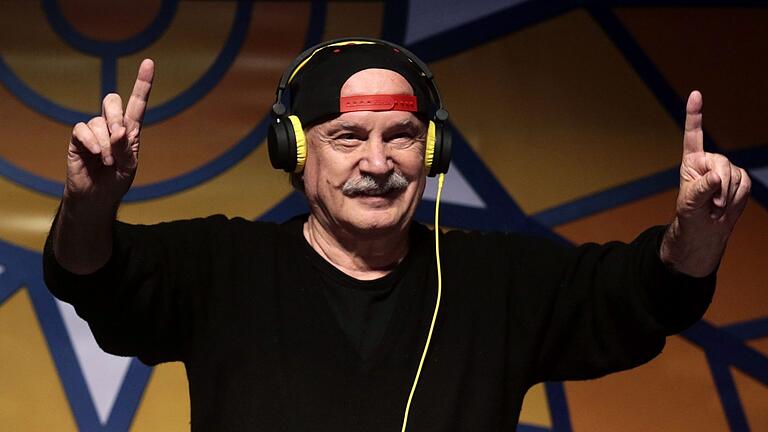 Giorgio Moroder wird 80 - Noch im hohen Alter heizt Giorgio Moroder von der Bühne herab ein. In den 1970ern prägte er den „Disco Sound of Munich”. (Archivbild) Giorgio Moroder wird 80 - Noch im hohen Alter heizt Giorgio Moroder von der Bühne herab ein. In den 1970ern prägte er den „Disco Sound of Munich”. (Archivbild)