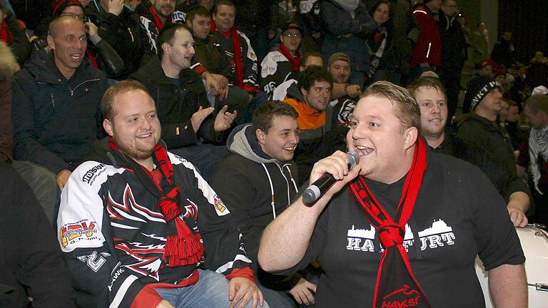 Seit 2016 ist Lukas Heinl (rechts, beim Auswärtssieg in der Saison 2017/2018 in Bad Kissingen) Vorsitzender der Eishockeyfreunde Haßberge. Seit 2016 ist Lukas Heinl (rechts, beim Auswärtssieg in der Saison 2017/2018 in Bad Kissingen) Vorsitzender der Eishockeyfreunde Haßberge. 