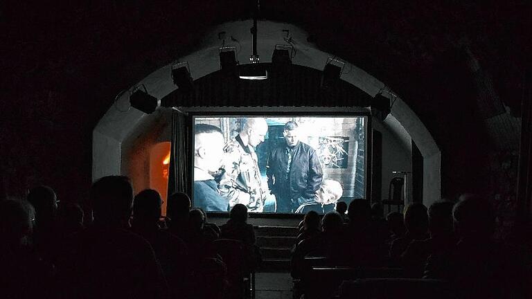 Zur Premiere im Stattkino mit dem Film „Als wir träumten“ kamen in zwei Vorstellungen 48 Besucher. Damit waren die Veranstalter äußerst zufrieden. Zur Premiere im Stattkino mit dem Film „Als wir träumten“ kamen in zwei Vorstellungen 48 Besucher. Damit waren die Veranstalter äußerst zufrieden.