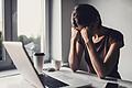 Computer       -  Hilft es Menschen mit seelischen Krisen, sich online behandeln beziehungsweise beraten zu lassen? Sie sollten jedenfalls bei entsprechenden Angeboten genau hinschauen, denn nicht alles ist seriös.