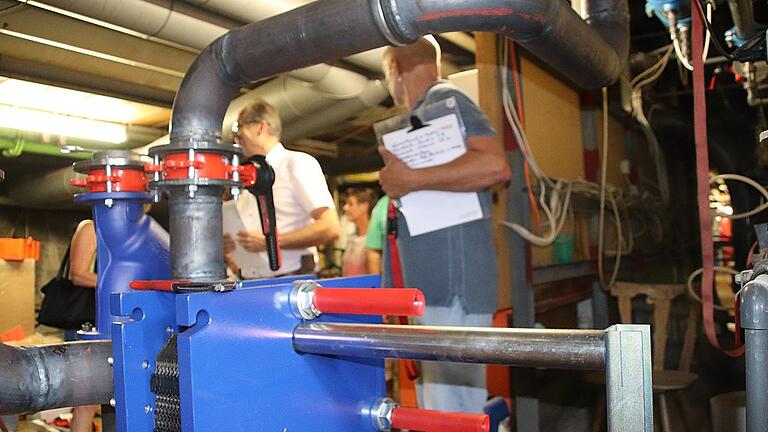Ein Wärmetauscher ist erneuert, aber andere Pumpen im Herzstück der Schwimmbad-Technik sind ebenso sanierungsbedürftig.
