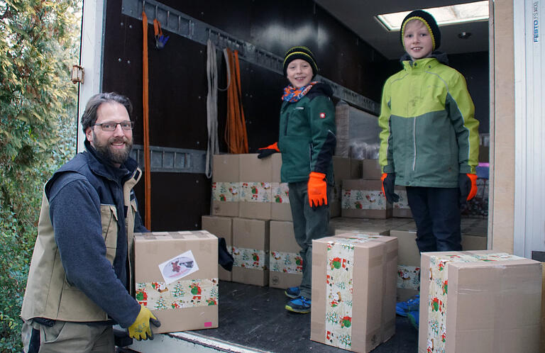 Helfen macht Spaß, wie man hier in der seit etlichen Jahren vom Einrichtungshaus Leopold in Gerolzhofen für die Weihnachtspaketaktion eingerichteten Annahmestelle sehen kann. Helfen macht Spaß, wie man hier in der seit etlichen Jahren vom Einrichtungshaus Leopold in Gerolzhofen für die Weihnachtspaketaktion eingerichteten Annahmestelle sehen kann.