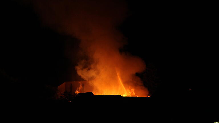 Brand eines Dreiseithofs mitten in Falkenstein