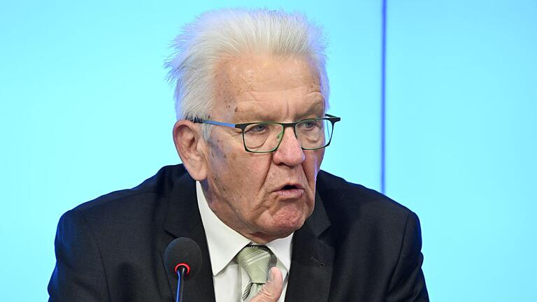 Landespressekonferenz mit Winfried Kretschmann.jpeg       -  Laut Winfried Kretschmann, Ministerpräsident von Baden-Württemberg, ist das deutsche Rentensystem nicht darauf ausgelegt, dass Menschen mit 63 in Rente gehen und fordert Änderungen.