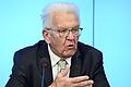 Landespressekonferenz mit Winfried Kretschmann.jpeg       -  Laut Winfried Kretschmann, Ministerpräsident von Baden-Württemberg, ist das deutsche Rentensystem nicht darauf ausgelegt, dass Menschen mit 63 in Rente gehen und fordert Änderungen.