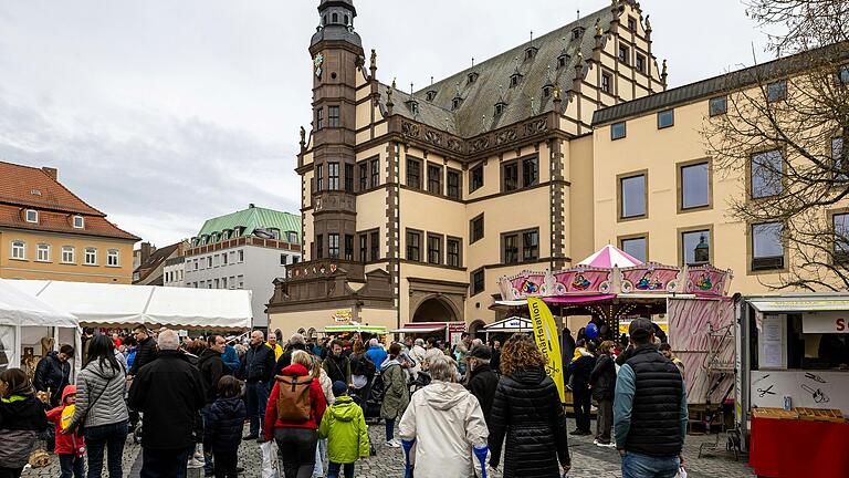 Der verkaufsoffene Sonntag  mit Fischmarkt auf dem Marktplatz in Schweinfurt zieht zahlreiche Besucher an.