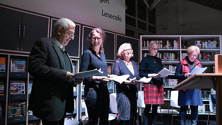 Gernot Huppmann, Petra Heß, Gerhild Götz, Verena Koch-Dörken und Brigitte Miebach-Schrader unterhielten in der Höchberger Bibliothek mit deutscher Lyrik aus drei Jahrhunderten. Gernot Huppmann, Petra Heß, Gerhild Götz, Verena Koch-Dörken und Brigitte Miebach-Schrader unterhielten in der Höchberger Bibliothek mit deutscher Lyrik aus drei Jahrhunderten.