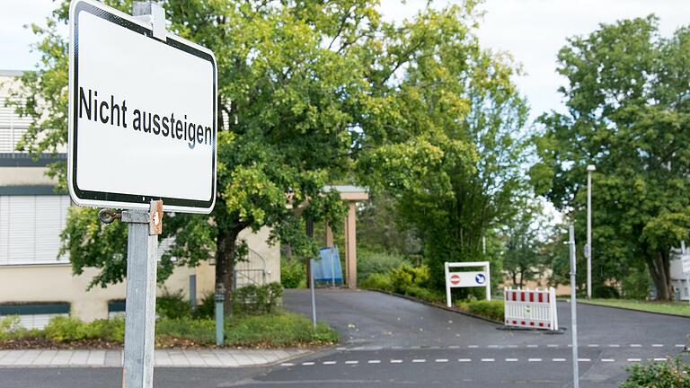 Die Corona-Teststrecke am Klinikum in Marktheidenfeld: Beim Besuch darf das Auto nicht verlassen werden. Die Corona-Teststrecke am Klinikum in Marktheidenfeld: Beim Besuch darf das Auto nicht verlassen werden.