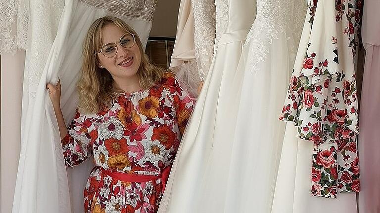 Lisa Dörr kann sich über Aufträge für dieses Jahr nicht beklagen. &bdquo;Am Brautkleid wird nicht gespart&ldquo;, freut sich die Iphöfer Geschäftsfrau.