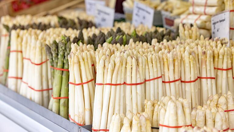 Ein Stand mit Spargel auf dem Marktplatz in Bad Neustadt. Ein Stand mit Spargel auf dem Marktplatz in Bad Neustadt.