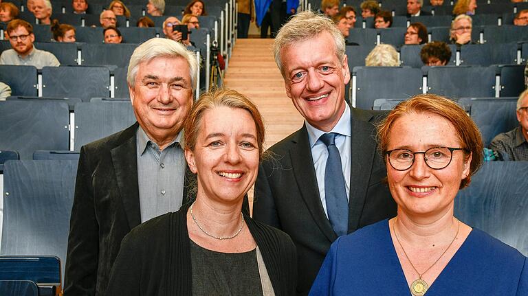 Bei ihrer Antrittsvorlesung: Die beiden Professorinnen Anne Simmenroth und Ildikó Gágyor (von links) vom Institut für Allgemeinmedizin mit Dr. Dieter Geis (links), Ehrenpräsident des Bayerischen Hausärzteverbandes, und Prof. Ferdinand Gerlach von der Goethe-Uni Frankfurt/Main. Bei ihrer Antrittsvorlesung: Die beiden Professorinnen Anne Simmenroth und Ildikó Gágyor (von links) vom Institut für Allgemeinmedizin mit Dr. Dieter Geis (links), Ehrenpräsident des Bayerischen Hausärzteverbandes, und Prof. Ferdinand Gerlach von der Goethe-Uni Frankfurt/Main.