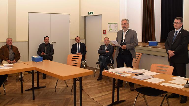 Bürgermeister Wolfgang Lampe (rechts) verabschiedet (von links) Gerhard Stumpf, Stephan Popp, Stefan Streng, Claus Grammetbauer und Erwin Keller aus dem Stadtrat. Bürgermeister Wolfgang Lampe (rechts) verabschiedet (von links) Gerhard Stumpf, Stephan Popp, Stefan Streng, Claus Grammetbauer und Erwin Keller aus dem Stadtrat.