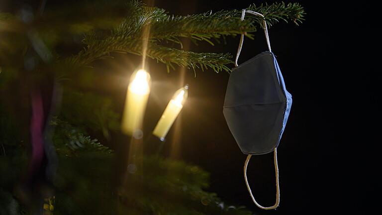 Zur Sicherheit lieber mit Maske? Weihnachten findet schon zum zweiten Mal unter Corona-Bedingungen statt. Doch welche Regeln gelten an den Feiertagen für Geimpfte und Ungeimpfte in Bayern? Zur Sicherheit lieber mit Maske? Weihnachten findet schon zum zweiten Mal unter Corona-Bedingungen statt. Doch welche Regeln gelten an den Feiertagen für Geimpfte und Ungeimpfte in Bayern?