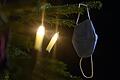 Zur Sicherheit lieber mit Maske? Weihnachten findet schon zum zweiten Mal unter Corona-Bedingungen statt. Doch welche Regeln gelten an den Feiertagen für Geimpfte und Ungeimpfte in Bayern?