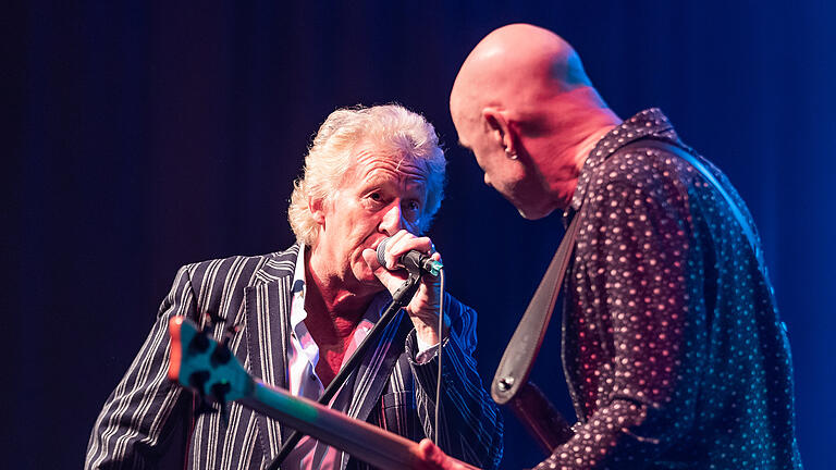 Rund 400 Besucher beim Konzert von 'Manfred Mann´s Earth Band' am Freitag 21.10.22 in der Posthalle in Würzburg.