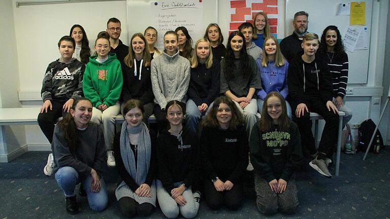 Die Redaktion der Schülerzeitung Konturen des Rhön-Gymnasium Bad Neustadt im Schuljahr 2022/23 mit den verantwortlichen Lehrkräften Frank Breunung (hintere Reihe, rechts) und Christine Maier-Fürsich (mittlere Reihe, rechts). Die Redaktion der Schülerzeitung Konturen des Rhön-Gymnasium Bad Neustadt im Schuljahr 2022/23 mit den verantwortlichen Lehrkräften Frank Breunung (hintere Reihe, rechts) und Christine Maier-Fürsich (mittlere Reihe, rechts).