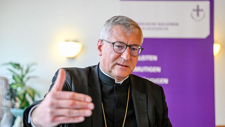Besuchte die Balthasar-Neumann-Kaserne in Veitshöchheim, den Stabssitz der 10. Panzerdivision der Bundeswehr: Militärbischof Bernhard Felmberg, Chef der evangelischen Militärseelsorge in Deutschland. Besuchte die Balthasar-Neumann-Kaserne in Veitshöchheim, den Stabssitz der 10. Panzerdivision der Bundeswehr: Militärbischof Bernhard Felmberg, Chef der evangelischen Militärseelsorge in Deutschland.