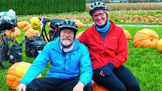Hier wird deutlich, dass es auf Halloween zugeht. Manfred und Inge Wagner haben auf zwei Kürbissen Platz genommen. Hier wird deutlich, dass es auf Halloween zugeht. Manfred und Inge Wagner haben auf zwei Kürbissen Platz genommen.