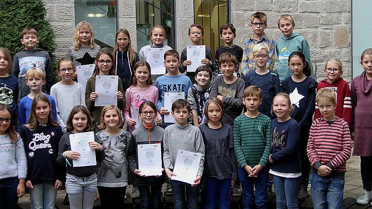 Diese Schüler erreichten in ihren Schulen den jeweils ersten Platz und wurden damit „Schulbeste“ und „Schulsieger“. Diese Schüler erreichten in ihren Schulen den jeweils ersten Platz und wurden damit „Schulbeste“ und „Schulsieger“.