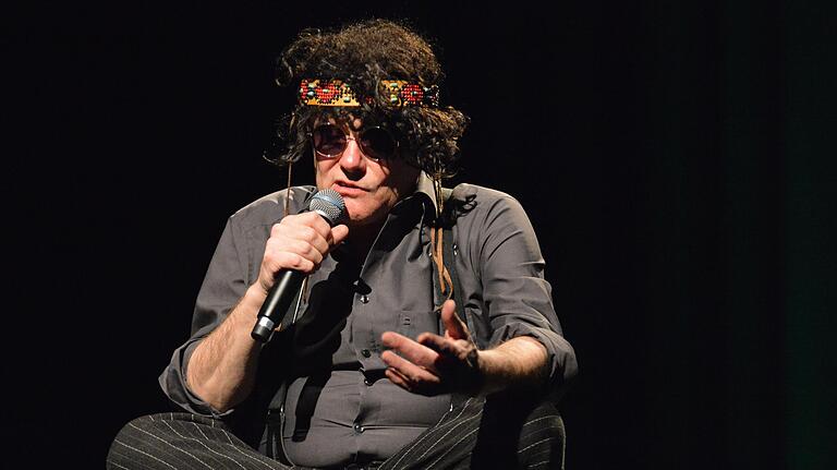 Hommage an das Rumgammeln zu Hippie-Zeiten. Thomas Pigor in der Stadthalle. Hommage an das Rumgammeln zu Hippie-Zeiten. Thomas Pigor in der Stadthalle.