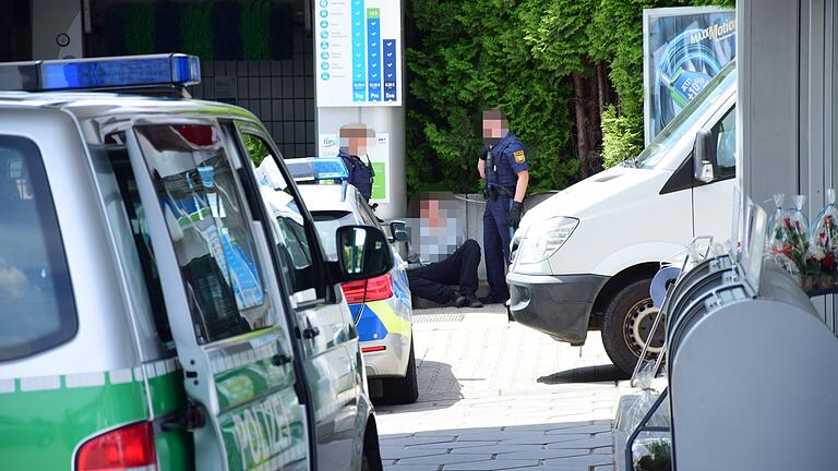 Ein Mann versuchte die Tankstelle in Uettingen auszurauben. Er wurde noch an Ort und Stelle festgenommen. Ein Mann versuchte die Tankstelle in Uettingen auszurauben. Er wurde noch an Ort und Stelle festgenommen.