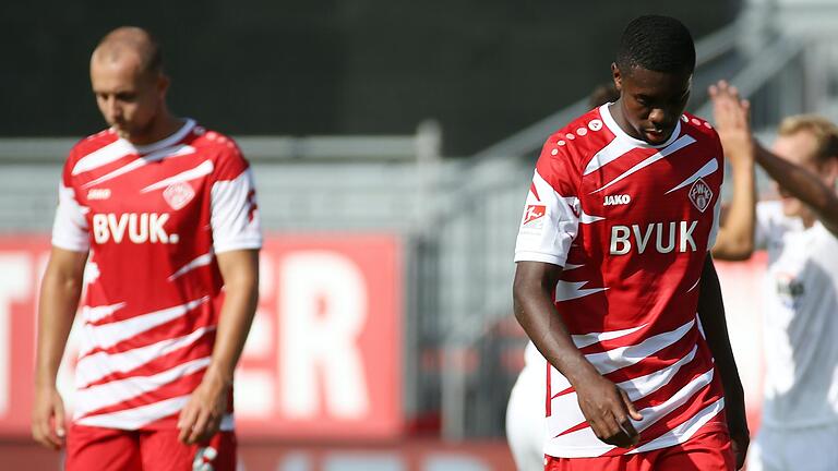 Spielen derzeit keine Rolle in der Mannschaft von Trainer Bernhard Trares: Tobias Kraulich (links) und Leroy Kwadwo, der die Würzburger Kickers in Richtung SG Dynamo Dresden verlassen wird. Spielen derzeit keine Rolle in der Mannschaft von Trainer Bernhard Trares: Tobias Kraulich (links) und Leroy Kwadwo, der die Würzburger Kickers in Richtung SG Dynamo Dresden verlassen wird.