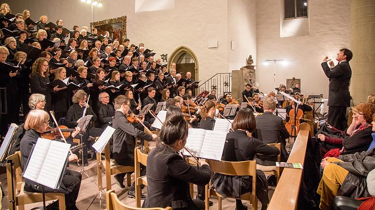 Matthias Göttemann dirigiert den Würzburger Oratorienchor. Matthias Göttemann dirigiert den Würzburger Oratorienchor.